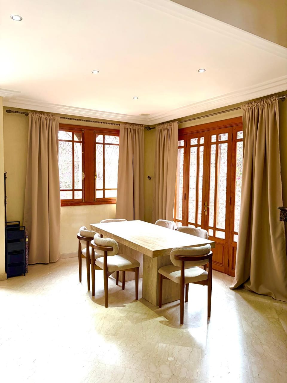 Seating area, Dining area