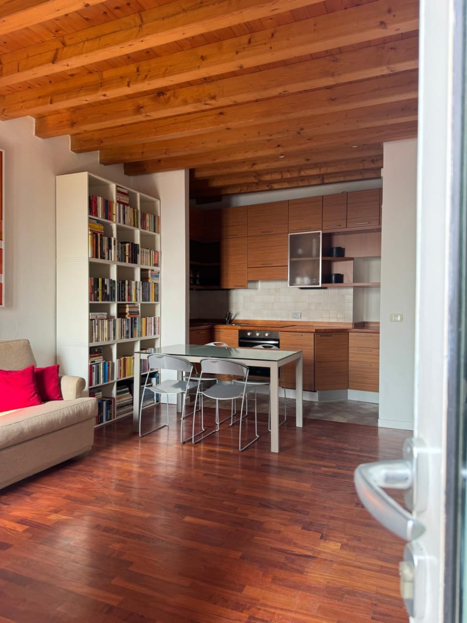 Kitchen or kitchenette, Living room, Seating area, Dining area