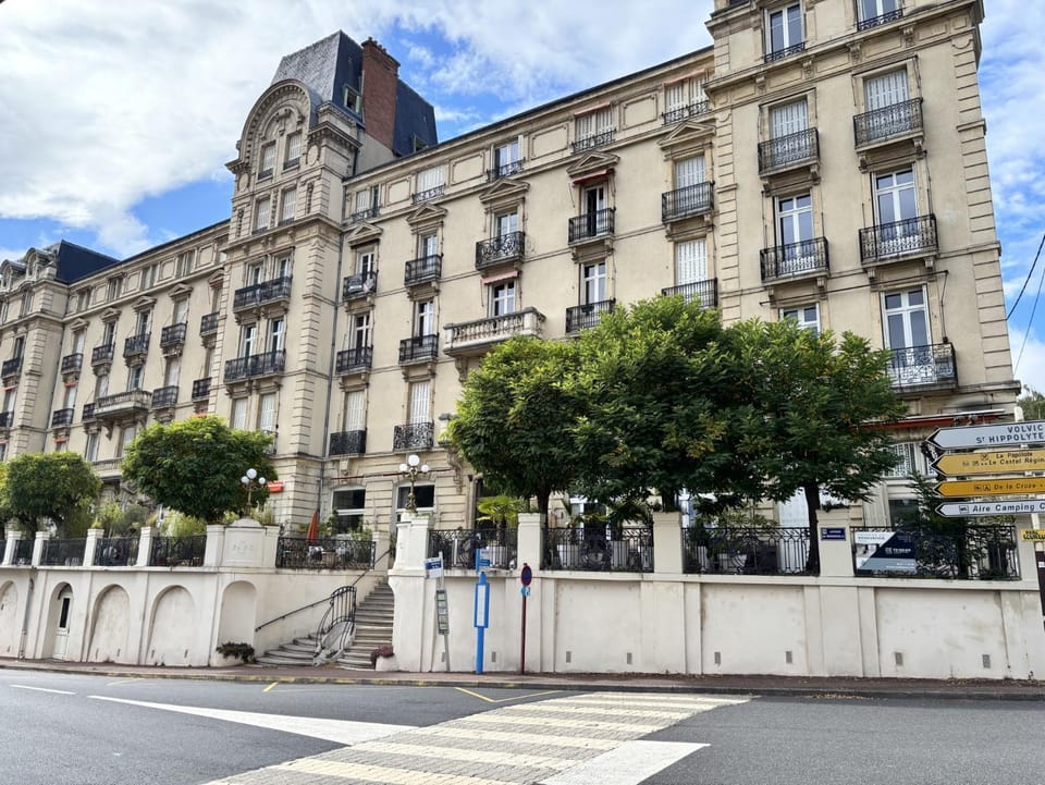 Property building, Facade/entrance, Day, Neighbourhood