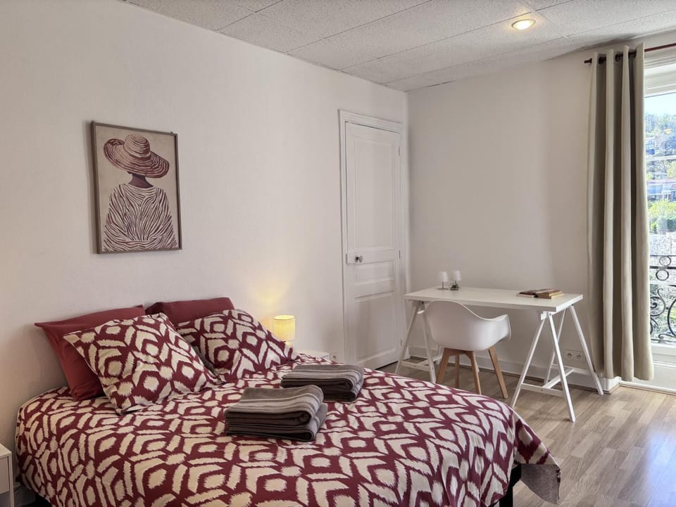 Bed, Photo of the whole room, Seating area, Bedroom