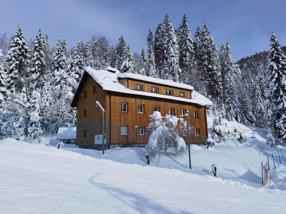 Property building, Day, Natural landscape, Winter, Skiing, Parking, acessibility