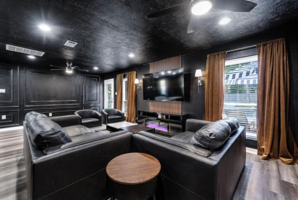 2King Suites HeatedPool Arcade and Pickleball House in Cypress