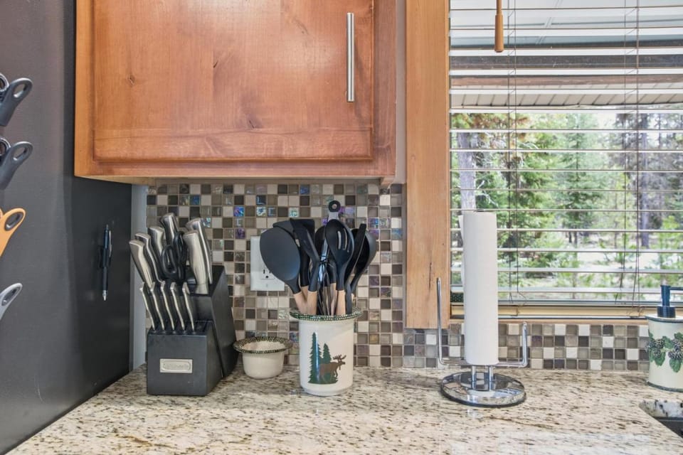 Lariat Lodge - Hot Tub, Yellowstone, Pizza Oven, Pets, Log Cabin Cabin in Idaho