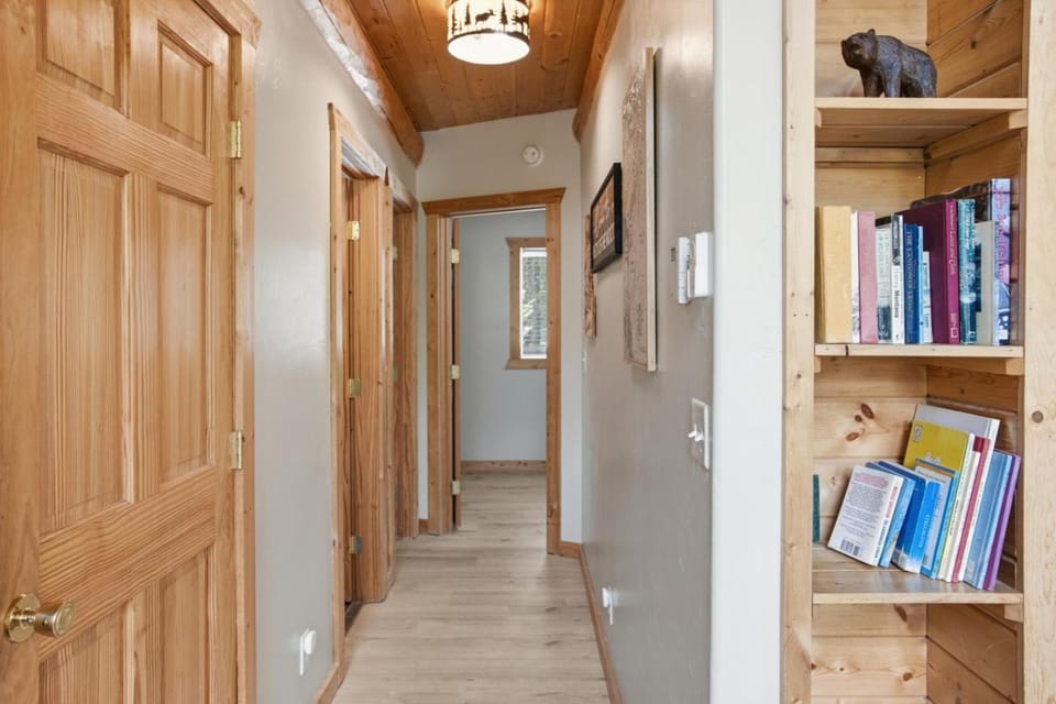 Lariat Lodge - Hot Tub, Yellowstone, Pizza Oven, Pets, Log Cabin Cabin in Idaho