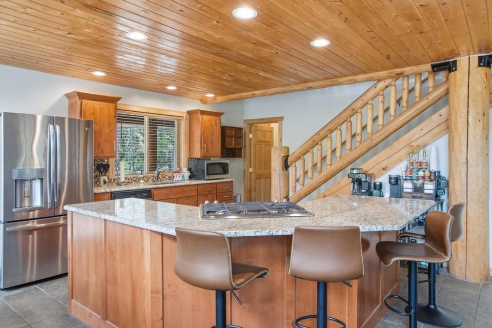 Lariat Lodge - Hot Tub, Yellowstone, Pizza Oven, Pets, Log Cabin Cabin in Idaho