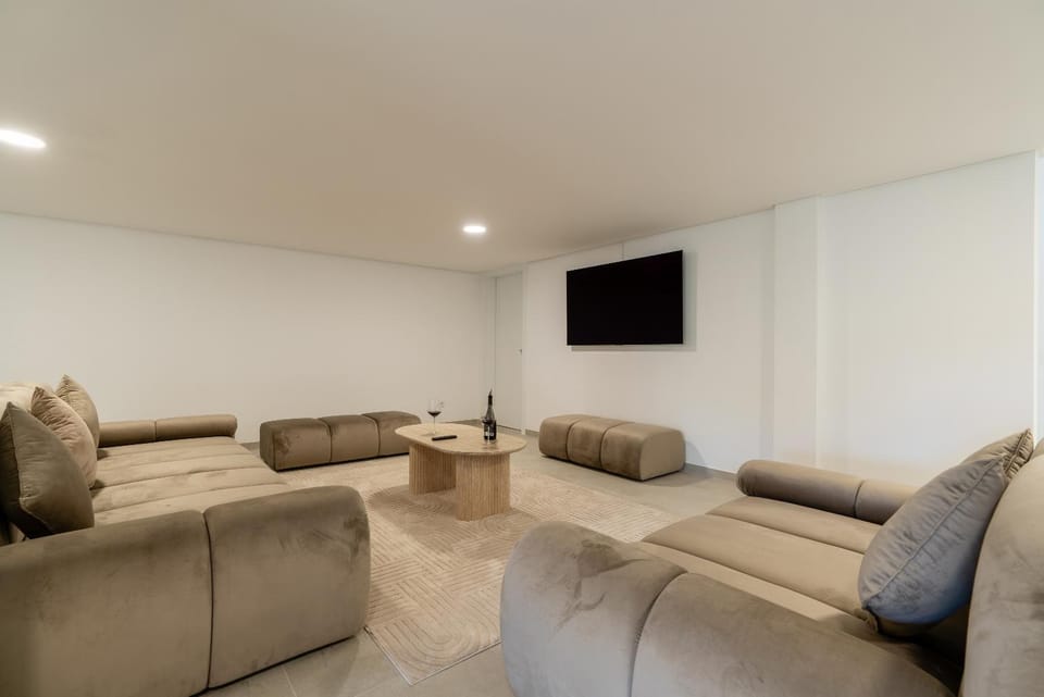 Communal lounge/ TV room, TV and multimedia, Living room, Seating area, Evening entertainment