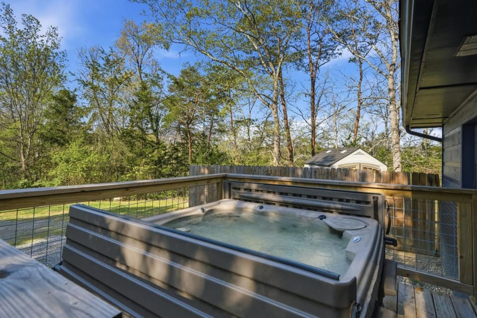 Peaceful Nest Hot Tub Fireplace Fire Pit MORE House in Sevierville