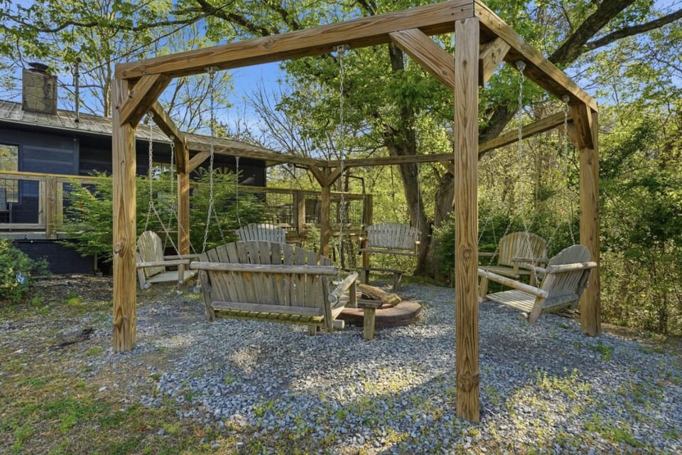 Peaceful Nest Hot Tub Fireplace Fire Pit MORE House in Sevierville