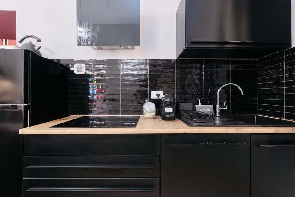 Coffee/tea facilities, Kitchen or kitchenette, stove