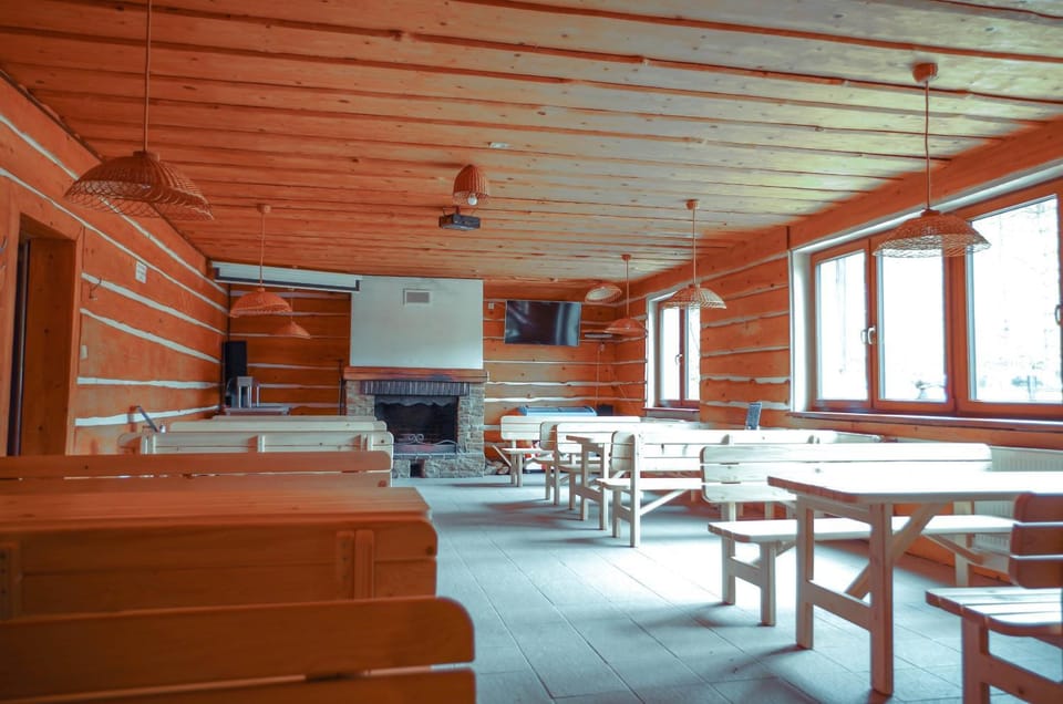 Restaurant/places to eat, TV and multimedia, Seating area, Evening entertainment