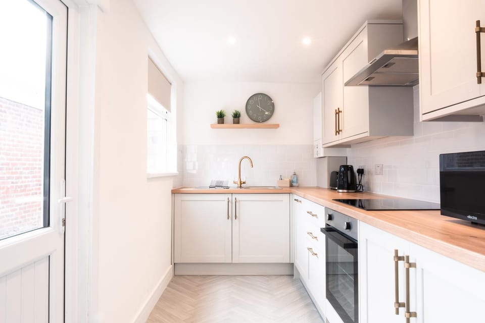 Coffee/tea facilities, dishwasher, oven, stove, toaster, washing machine, kitchen