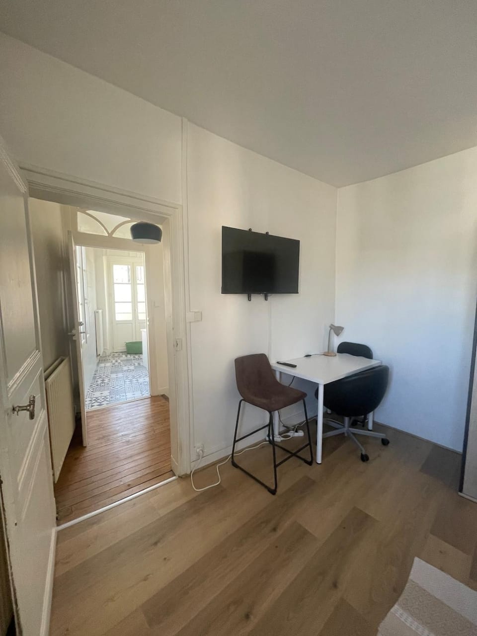 Seating area, Bedroom, internet