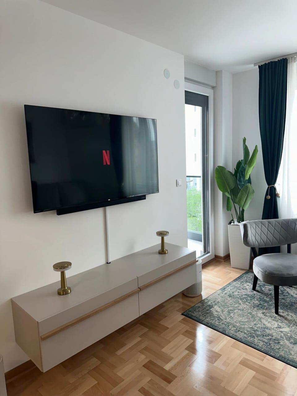 Eva Apartment - City Center, Free Garage Parking & Balcony View Apartment in Serbia