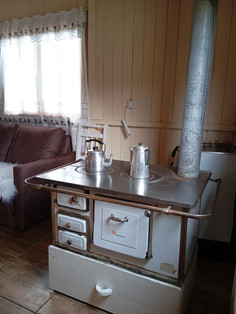 Coffee/tea facilities, Kitchen or kitchenette, stove