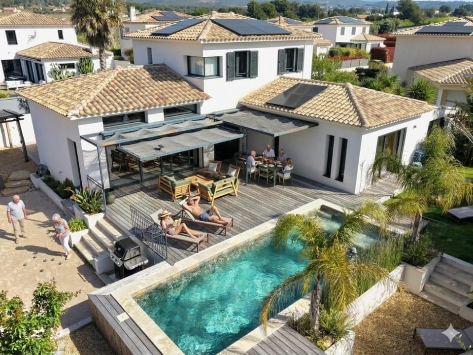 Property building, BBQ facilities, Garden, Dining area, Swimming pool