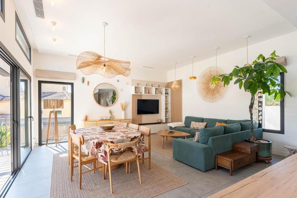 Communal lounge/ TV room, TV and multimedia, Living room, Seating area, Dining area