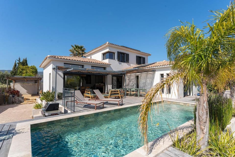 Property building, BBQ facilities, Garden, Dining area, Swimming pool
