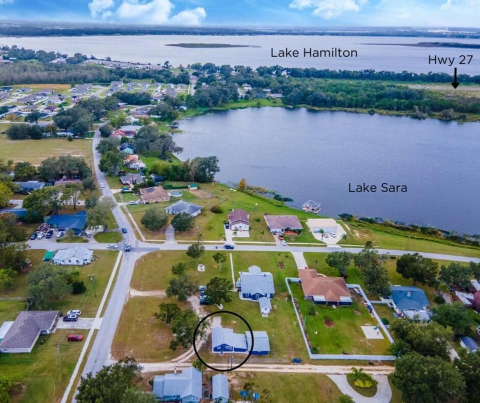 Lakeside Escape|2BR Cozy Lux Cottage|Near Disney House in Lake Hamilton