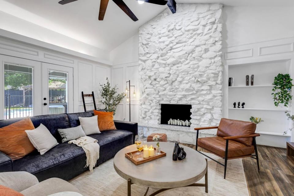 Backyard Oasis: Pool, Hot Tub, Giant Chess & Golf House in North Richland Hills
