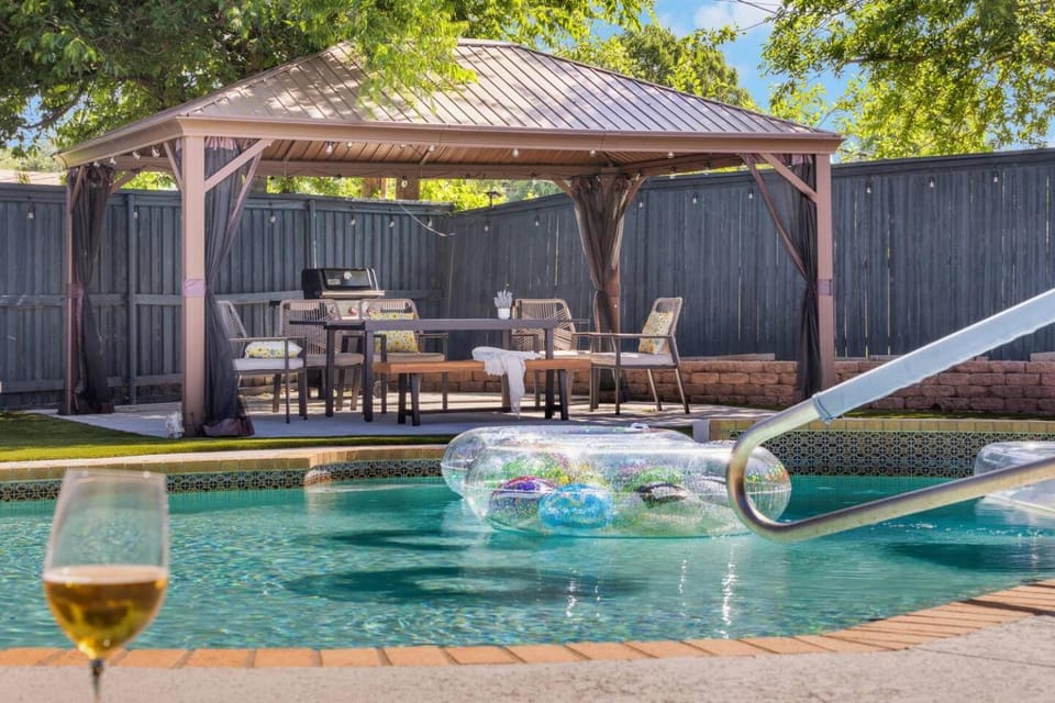 Backyard Oasis: Pool, Hot Tub, Giant Chess & Golf House in North Richland Hills