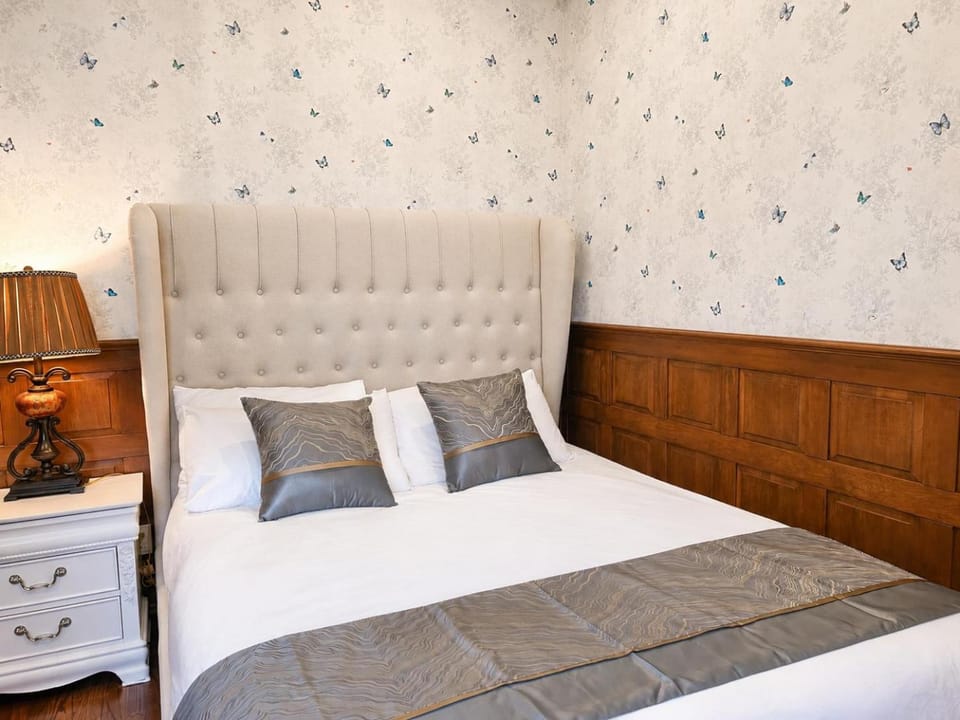 Cozy Queen Room in Quiet Richmond McNair Area Bed and Breakfast in Richmond
