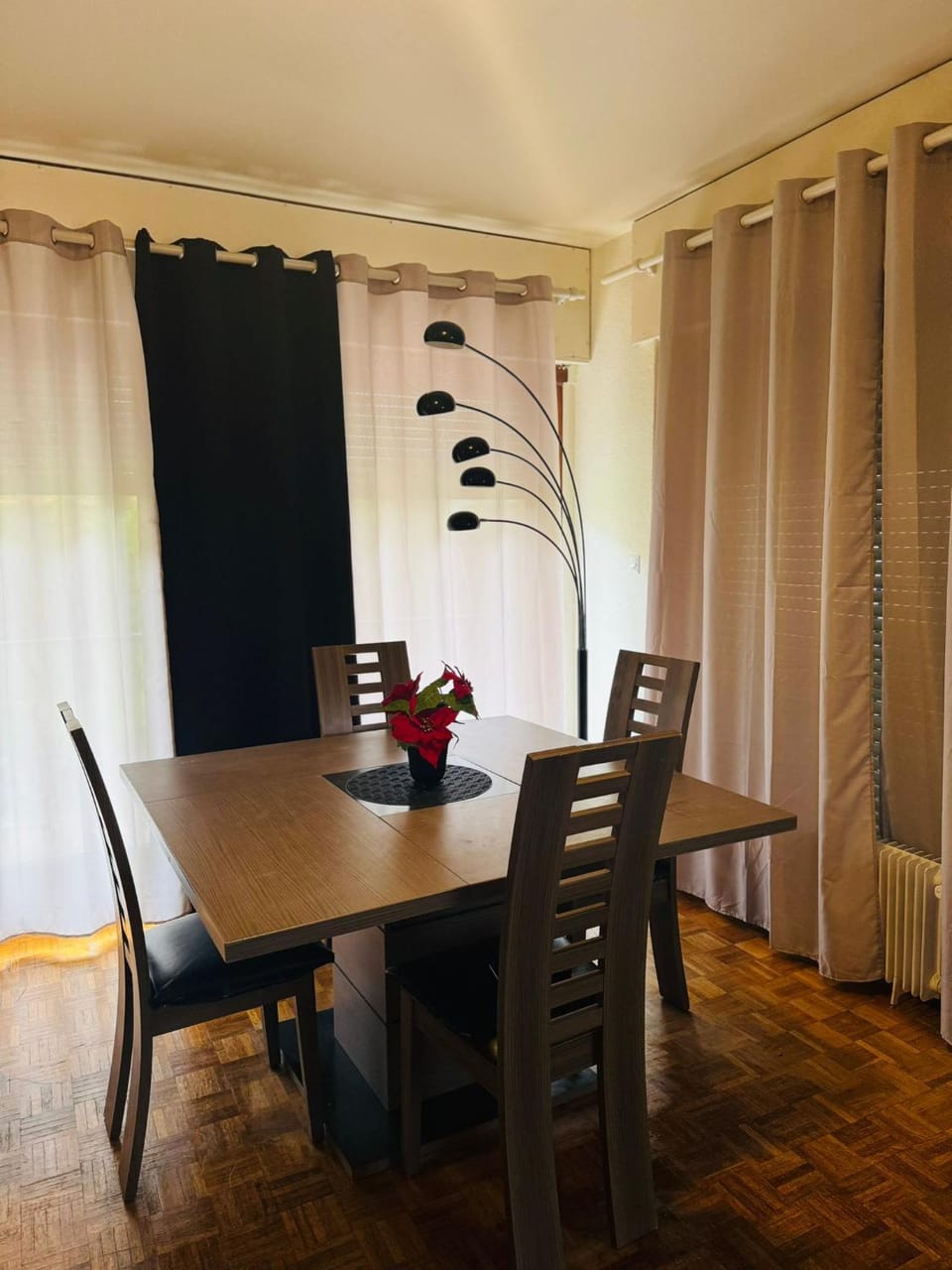 Appartement avec Terrasse & Parking Privé - Centre Thonon Apartment in Thonon-les-Bains