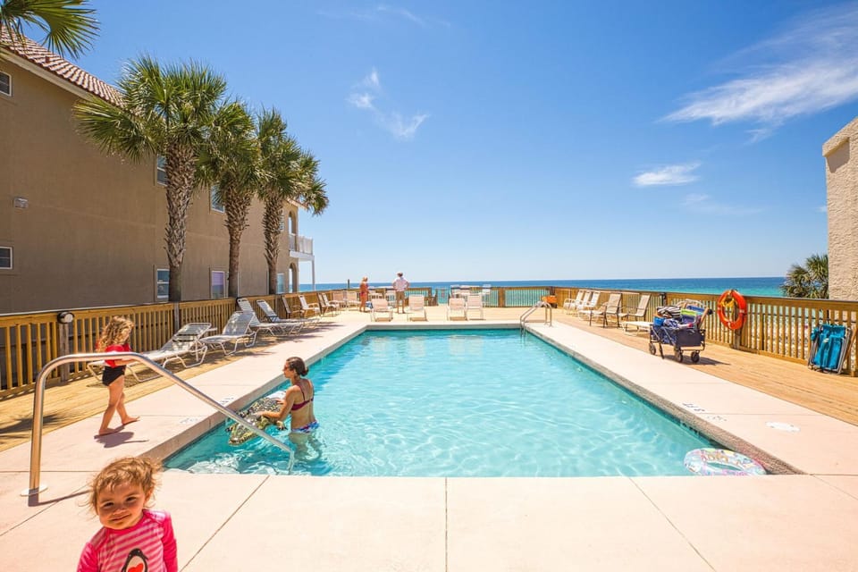 La Valencia Beach House by Emerald Coast Retreats House in Sunnyside