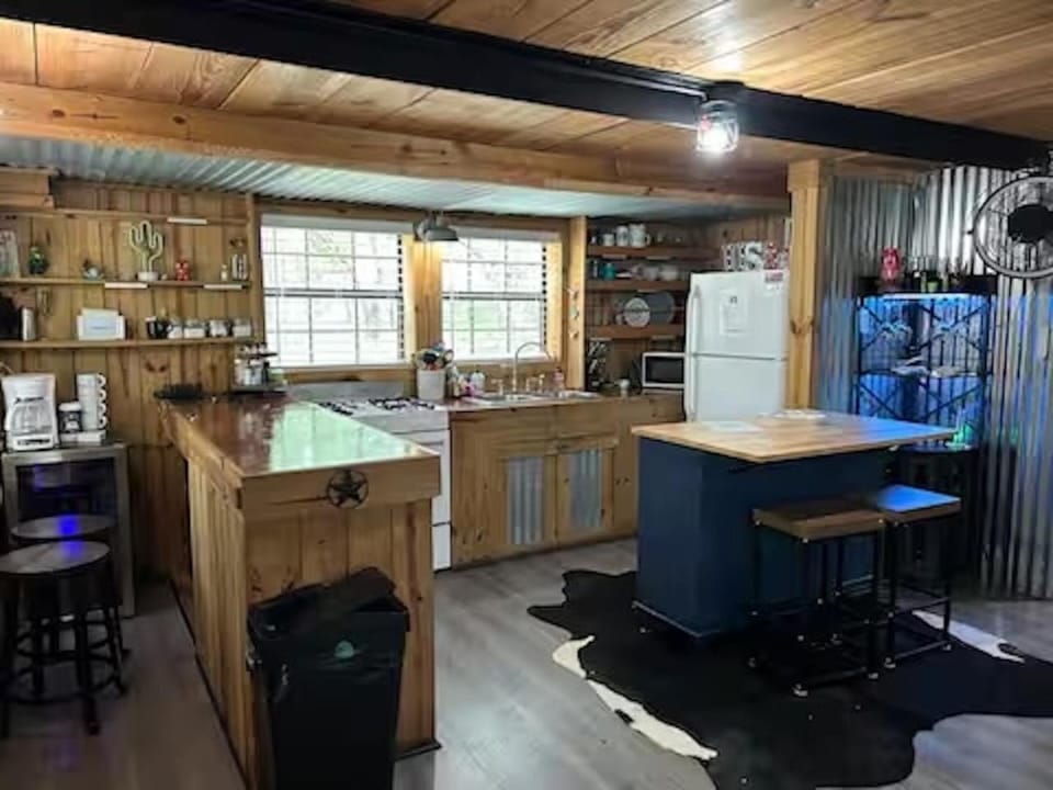Kitchen or kitchenette, Lounge or bar