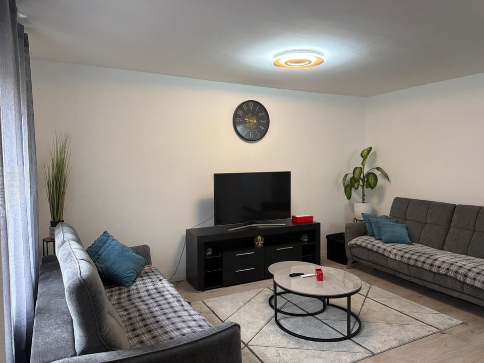 TV and multimedia, Living room, Seating area, Evening entertainment