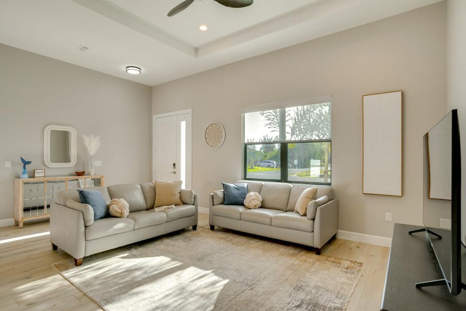3 Mi to Manasota Beach! Sleek Home w/ Lanai House in South Venice