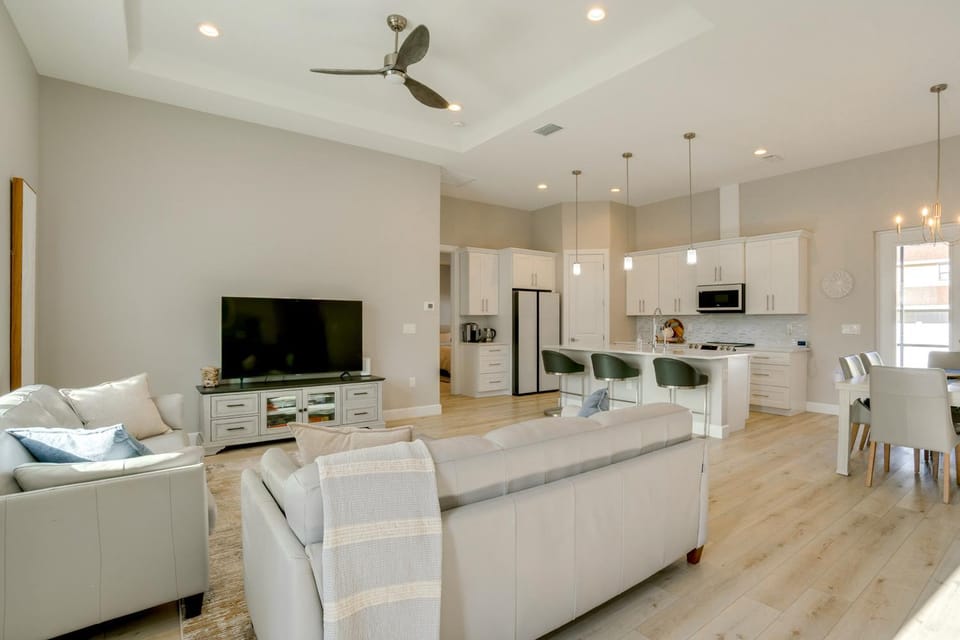 3 Mi to Manasota Beach! Sleek Home w/ Lanai House in South Venice