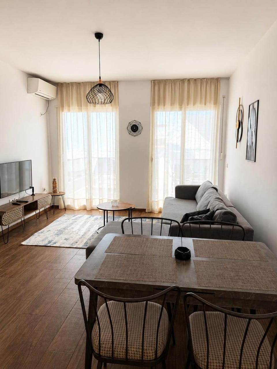 TV and multimedia, Living room, Seating area, Dining area