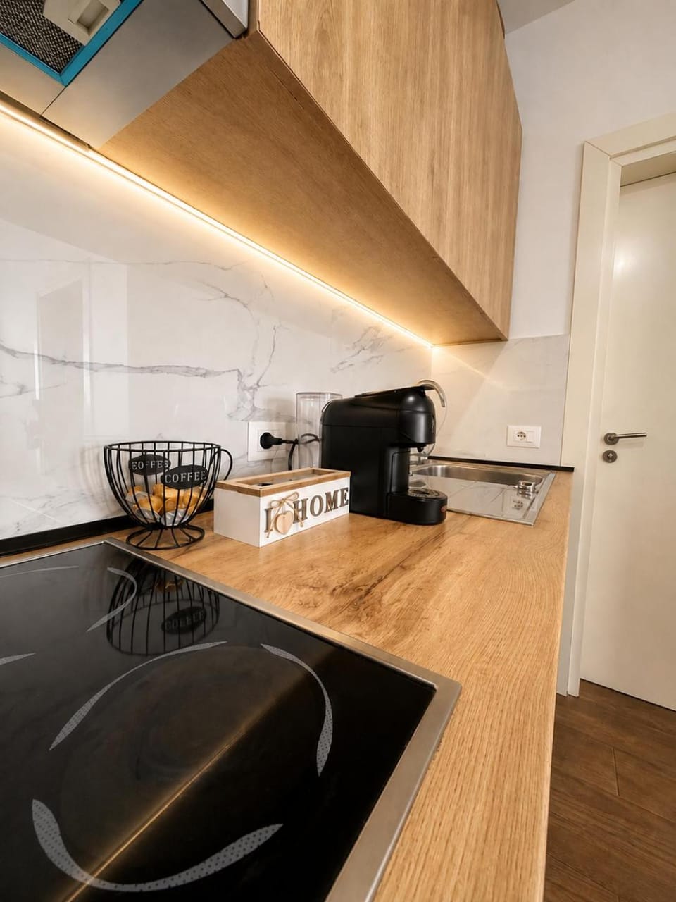Coffee/tea facilities, Kitchen or kitchenette, stove, toaster