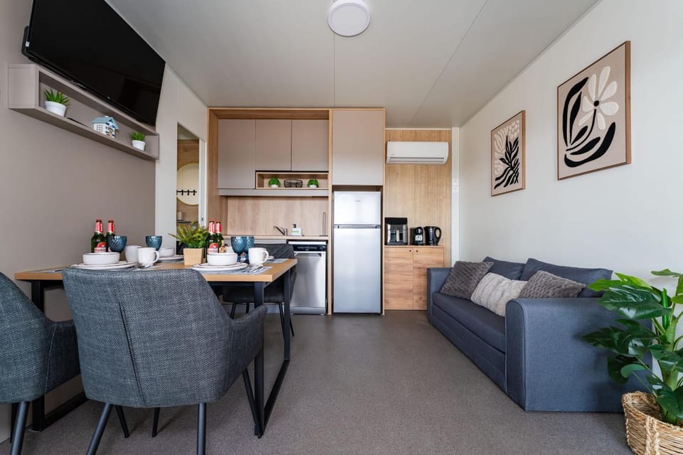 TV and multimedia, Kitchen or kitchenette, Seating area, Dining area, oven, stove