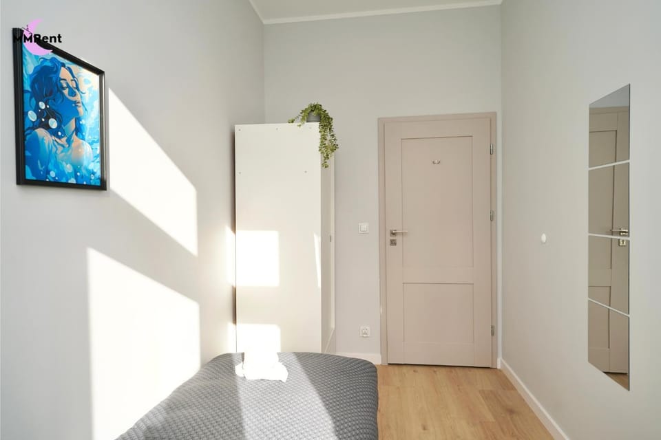 Bed, Photo of the whole room, wardrobe