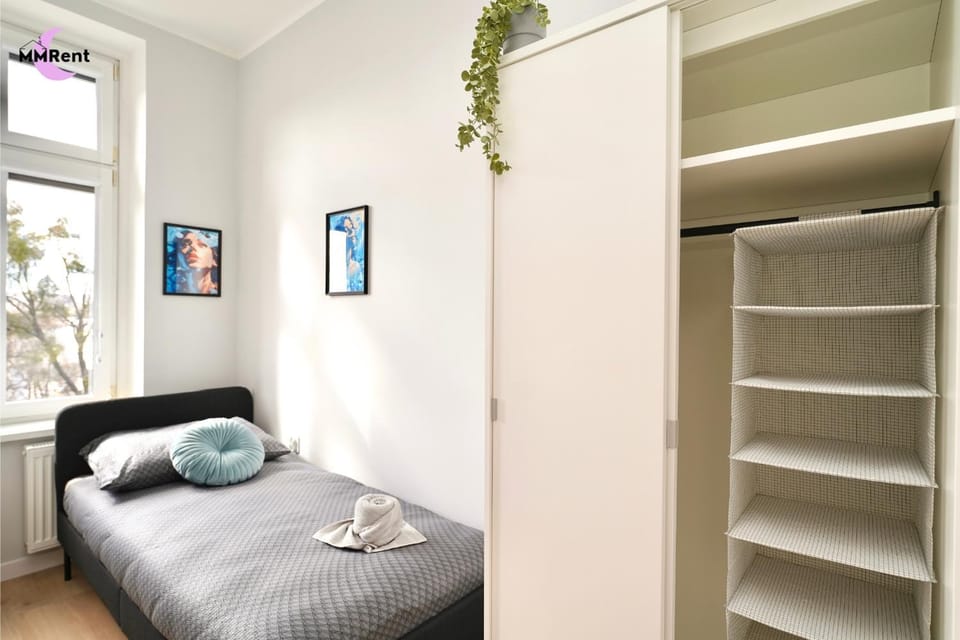 Bed, Photo of the whole room, towels, wardrobe