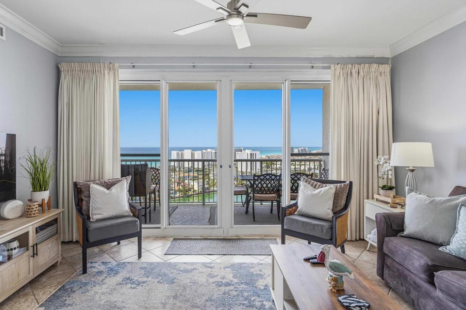 Beach-view penthouse condo with stunning water views on-site pool & hot tub House in Destin