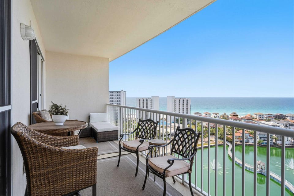 Beach-view penthouse condo with stunning water views on-site pool & hot tub House in Destin