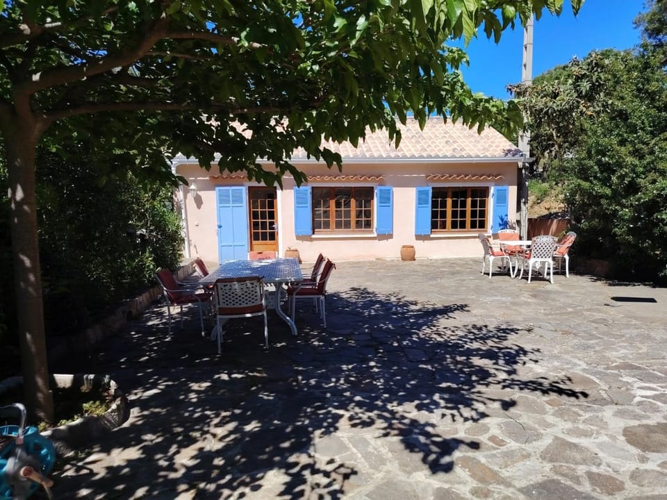 Property building, Patio, Day, Garden, Dining area