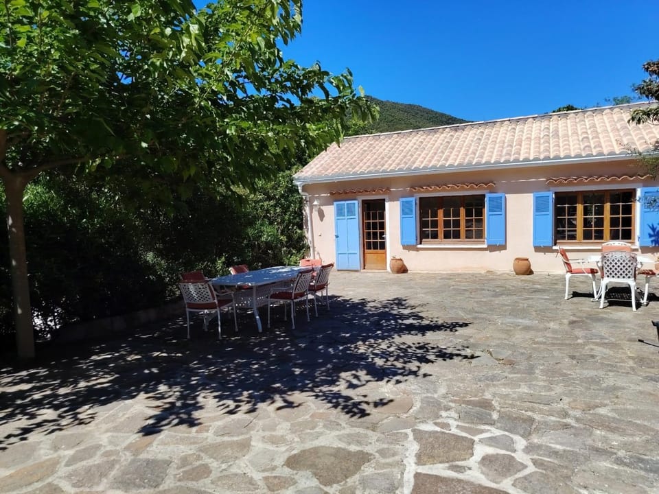 Patio, Day, Dining area