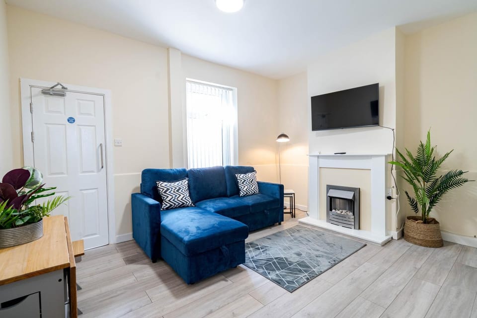 Communal lounge/ TV room, TV and multimedia, Living room, Seating area, Evening entertainment