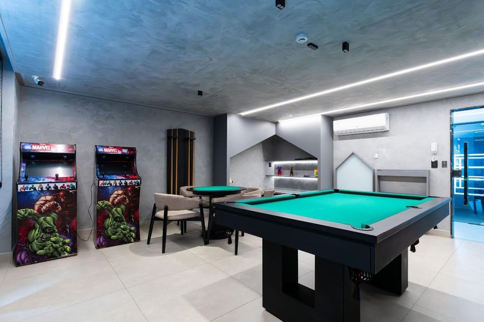 Billiard, Game Room
