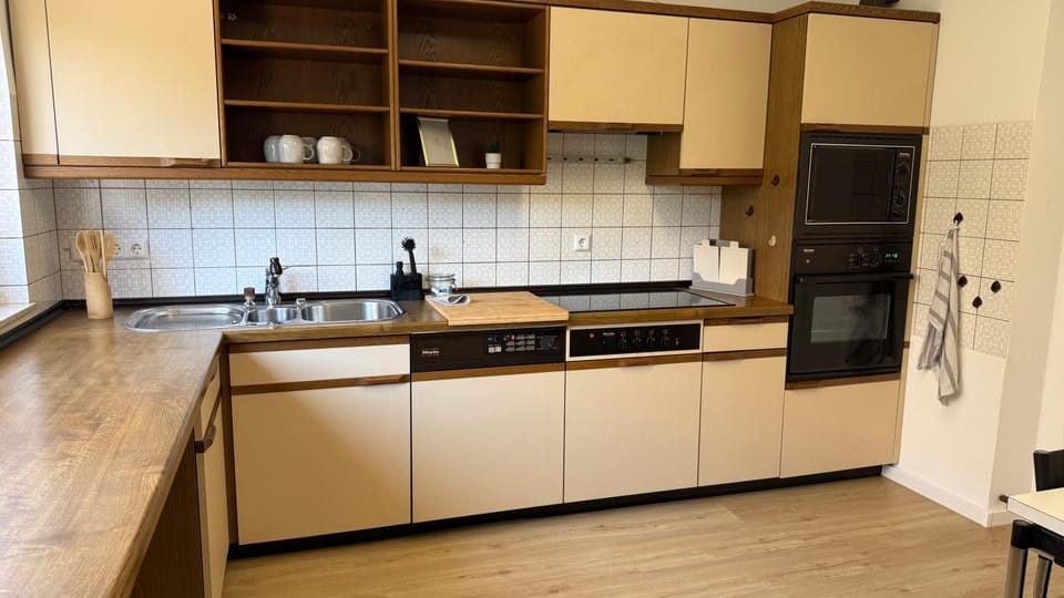 Coffee/tea facilities, Kitchen or kitchenette, dishwasher, oven