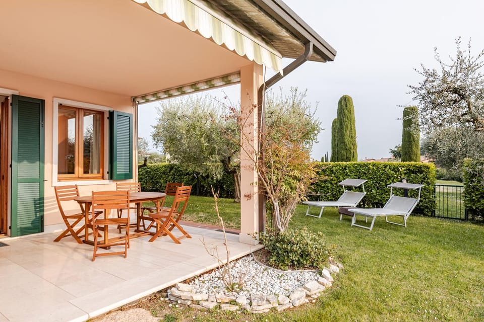 Property building, Patio, Spring, Day, Garden, Living room, Seating area, Dining area, Garden view, sunbed