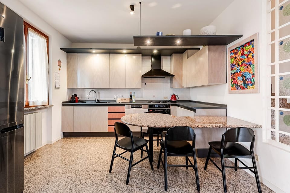 Coffee/tea facilities, Kitchen or kitchenette, Dining area, dishwasher, oven, stove