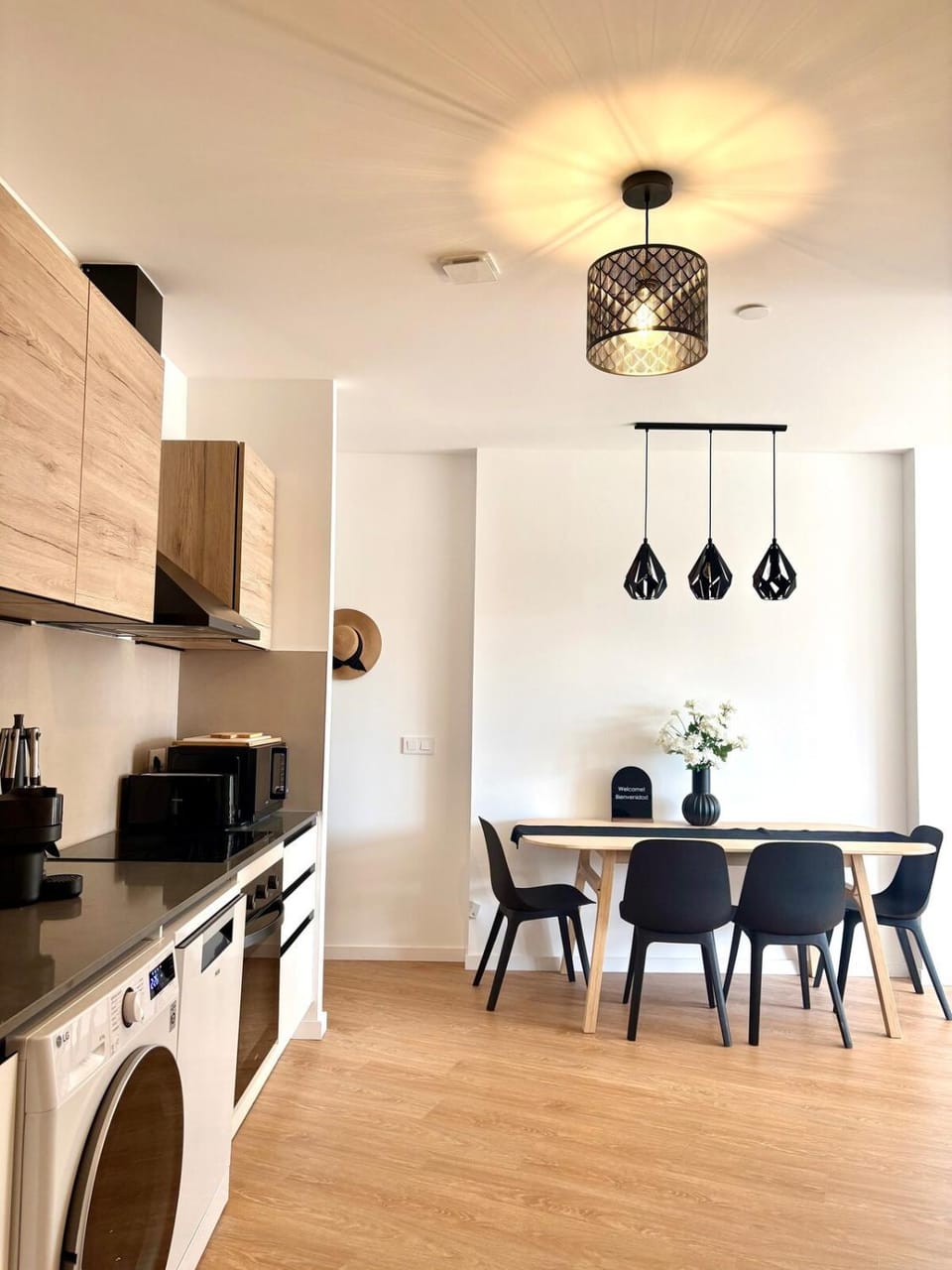 Kitchen or kitchenette, Dining area