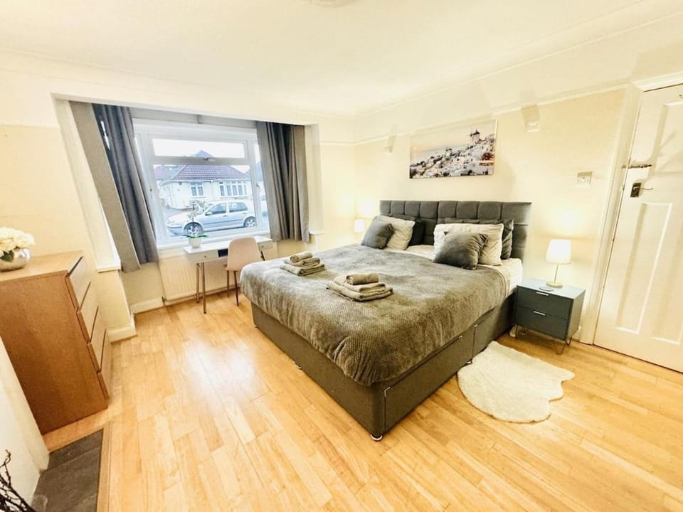 Heathrow Contractor 2-Bed, Sleep 2-4, Free Parking Apartment in Staines-upon-Thames