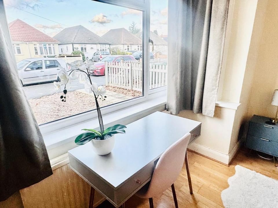 Heathrow Contractor 2-Bed, Sleep 2-4, Free Parking Apartment in Staines-upon-Thames