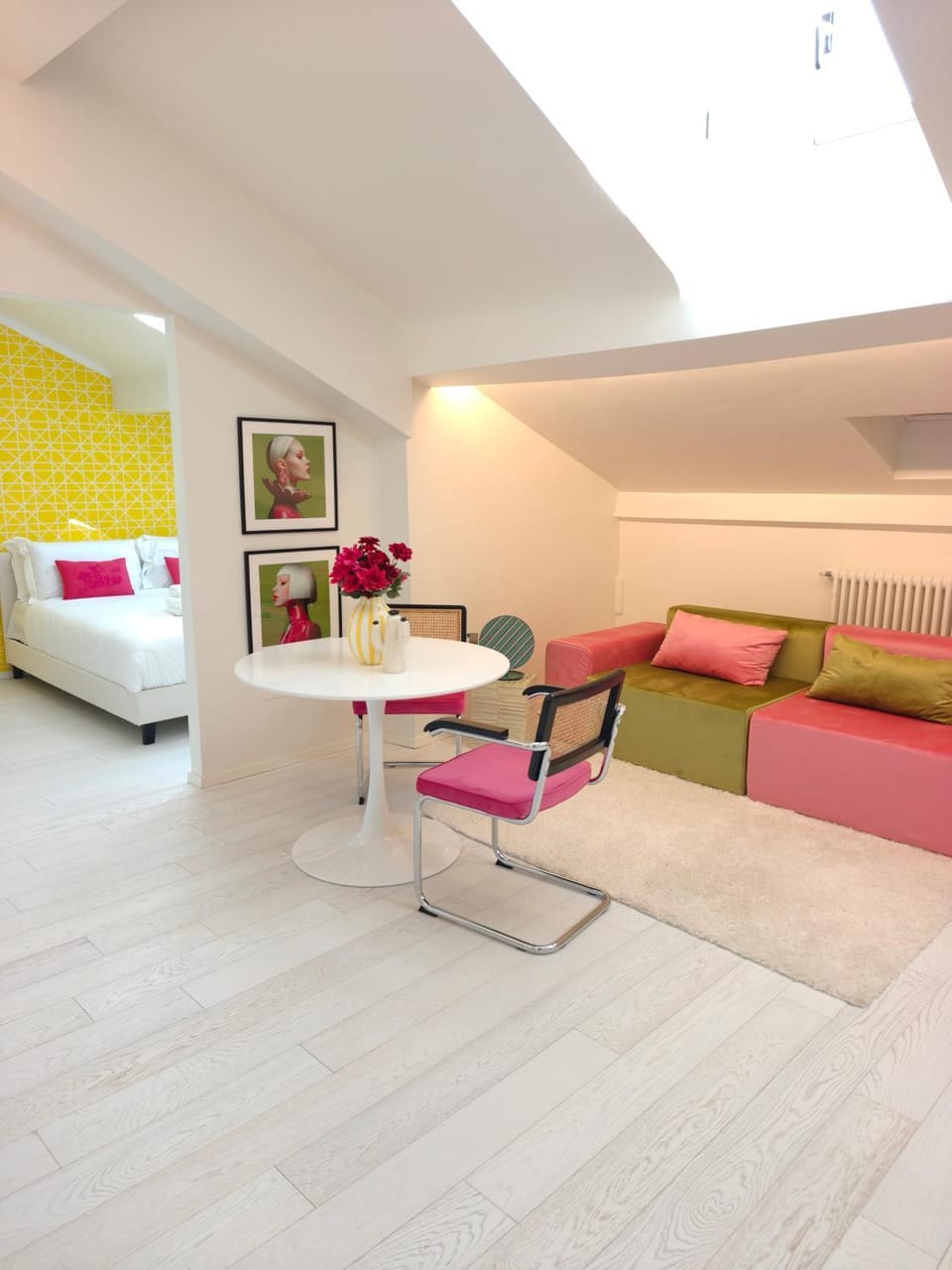 Bed, TV and multimedia, Living room, Photo of the whole room, Seating area, Bedroom