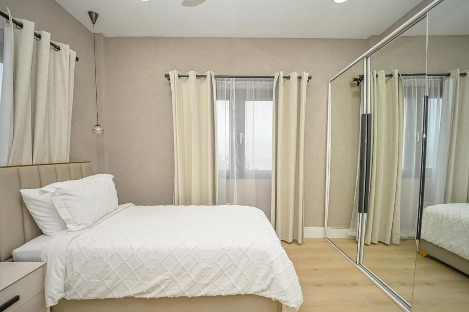 Golden Pear Villa-MSV 10BR - 5 Fully Equipped Kitchens, Harbor & Sea Views Villa in Saint George